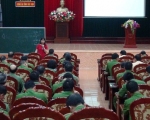 Các học viên được giảng viên Học viện hành chính quốc gia lên lớp, bồi dưỡng các kỹ năng về lãnh đạo, chỉ huy
