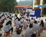 Tại buổi tuyên truyên các em học sinh được biết thêm nhiều thông tin về phòng chống bạo lực và ma túy