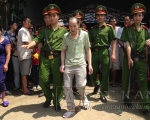 Cán bộ chiến sỹ phòng Cảnh sát thi hành án hình sự và hỗ trợ tư pháp Công an tỉnh thực hiện nhiệm vụ dẫn giải đối tượng phục vụ công tác xét xử