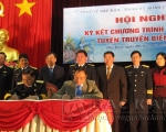 Đ/c Nguyễn Văn Du - UVTW Đảng, Bí thư Tỉnh ủy Bắc Kạn và Trung tướng Đinh Gia Thật - Chuẩn Đô đốc Quân chủng Hải quân  ký quy chế phổi hợp tuyên truyền biển đảo trên địa bàn tỉnh Bắc Kạn