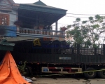 Xe đầu kéo mất lái đâm vào nhà dân