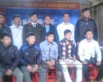 Lãnh đạo Công an tỉnh và Công an huyện Chợ Đồn chụp ảnh với thành viên Tổ Thanh niên tự quản thôn Khuổi Sáp