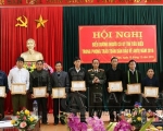 Thiếu tướng Ma Văn Lả - GĐ Công an tỉnh tặng giấy khen cho người có uy tín có nhiều thành tích trong năm 2016