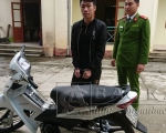 Đối tượng Ma Thành Trung bị bắt cùng chiếc xe máy hắn trộm mang đi tiêu thụ