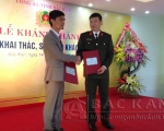 Đồng chí Đại tá Dương Văn Tính, Phó Giám đốc Công an tỉnh và ông Nguyễn Đức Biển, Giám đốc Công ty cổ phần Nam Dương trao Hợp đồng liên kết khai thác, sử dụng khách sạn