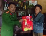 Đ/c Đinh Quang Huy - PGĐ Công an tỉnh tặng quà Tết cho thân nhân Liệt sỹ CAND Đinh Quang Quyền tại xã Thượng Quan, huyện Ngân Sơn
