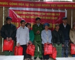 100 suất quà Tết đến người nghèo thôn Vằng Doọc và Khuổi Kẹn