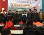 Lãnh đạo phòng Hậu cần - kỹ thuật Công an tỉnh tặng quà Tết cho người dân