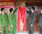 Cắt băng khánh thành nhà tình nghĩa cho gia đình đồng chí Triệu Đình Hòa