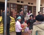 Lãnh đạo Cục Quản trị - Tổng cục Hậu cần trao quà cho hộ gia đình có hoàn cảnh khó khăn