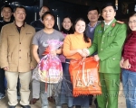 Trao quà cho hộ gia đình có hoàn cảnh khó khăn tại thôn Lùng Nhá – thị trấn Nà Phặc.