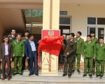 Lãnh đạo Công an tỉnh và UBND huyện Ba Bể cùng CBCS Đồn Công an Hồ Ba Bể gỡ băng khánh thành trụ sở làm việc mới