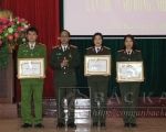 Thiếu tướng Ma Văn Lả, Bí thư  Đảng ủy, Giám đốc Công an tỉnh tặng giấy khen cho các chi bộ đạt tiêu chuẩn “Trong sạch, vững mạnh tiêu biểu” năm 2016. Ảnh: Đức Thuần