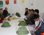 Tổ tự quản về ANTT tổ 12 TT Bằng Lũng giao ban trước khi đi tuần tra