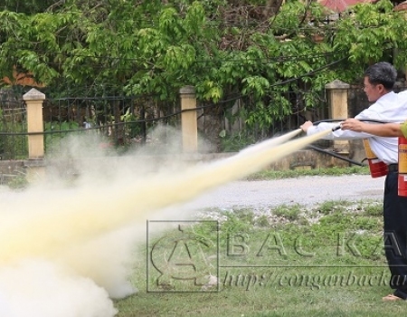 Các chủ cửa hàng được thực hành chữa cháy bằng bình bột
