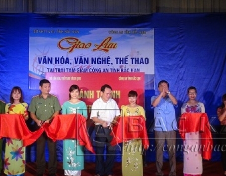 Cắt băng khành thành thư viện tại Trại Tạm giam Công an tỉnh Bắc Kạn