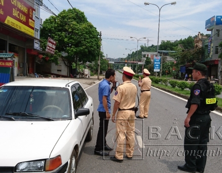 Lực lượng CSGT kiểm tra nồng độ cồn người điều khiển phương tiện giao thông