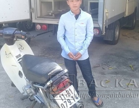 Đối tượng Long Văn Cường cùng tang vật vụ trộm