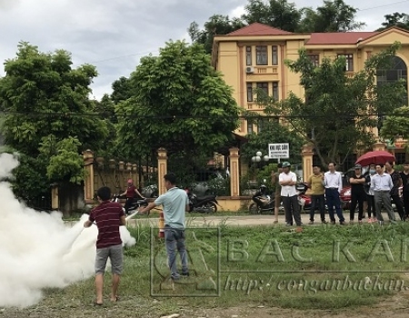 Các học viên thực hành sử dụng bình chữa cháy xách tay trong tình huống giả định rò rỉ khí ga
