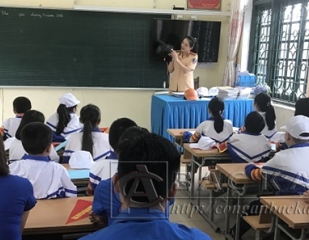 Lực lượng CSGT huấn luyện kiến thức ATGT cho các thành viên Đội "Măng non với an toàn giao thông"