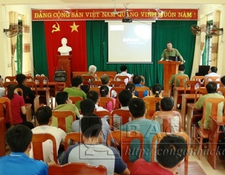 Nhiểu người dân xã Xuân Lạc được cập nhật nhiều thông tin mới về ANTT