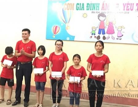Đồng chí Nguyễn Ngọc Trìu, Trưởng phòng CSPCCC, CHCN trao thưởng cho các cháu là con cán bộ chiến sỹ đạt thành tích cao trong năm học 2017- 2018