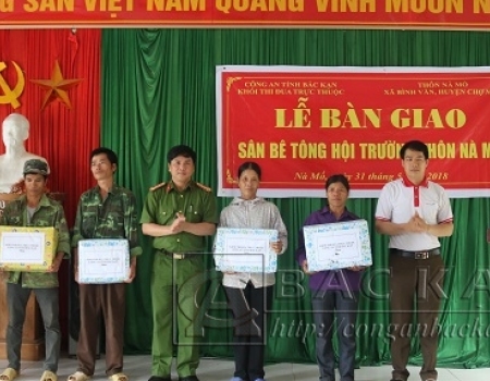 Khối thi đua Trực thuộc tặng quà cho các gia đình khó khăn thôn Nà Mố