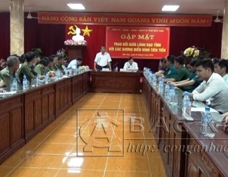 Gặp mặt giữa lãnh đạo và các điển hình tiên tiến tỉnh Bắc Kạn