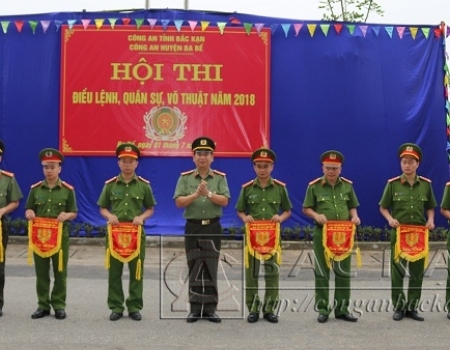 Trao cờ lưu niệm cho các Đội tham gia Hội thi