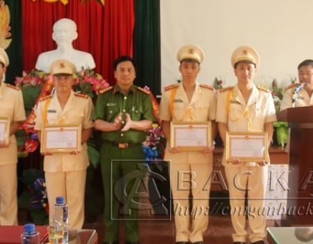 Khen thưởng các cá nhân có thành tích xuất sắc trong đợt thi đua kỷ niệm 20 năm thành lập Công an huyện