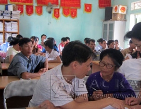 Cán bộ Trung tâm Trợ giúp pháp lý Nhà nước tỉnh Bắc Kạn tư vấn pháp luật cho nhân dân (Nguồn: Sở Tư pháp Bắc Kạn)