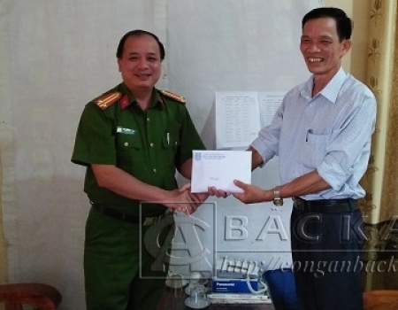 Đ/c Hà Quang Tuân - Trưởng Công an huyện Chợ Mới trao tiền hỗ trợ Bản Pá xây dựng Nhà văn hóa thôn