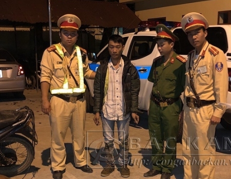 Lái xe vận chuyển pháo trái phép Phan Văn Quý và tang vật tại Công an huyện Ba Bể