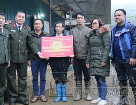 Đại diện lãnh đạo Phòng Công tác đảng và công tác chính trị tặng quà cho điểm trường Hồng Mú