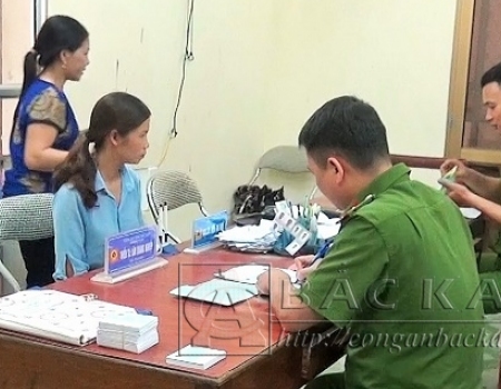 CBCS phòng CSQLHC về TTXH tiếp công dân làm thủ tục cấp chứng minh nhân dân