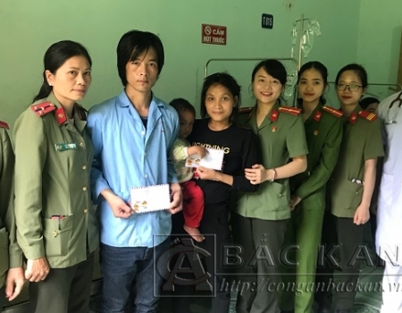 Trao tiền hỗ trợ cho gia đình chị Ma Thị Nải
