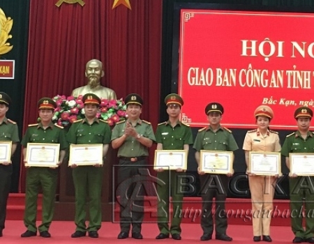 Khen thưởng các tập thể, cá nhân có thành tích xuất sắc trong đợt cao điểm trấn áp tội phạm bảo vệ Tết Kỷ Hợi