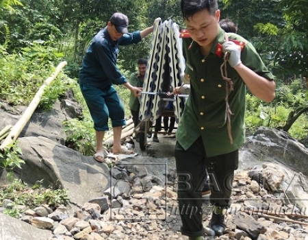 Đoàn viên chi đoàn An ninh đối ngoại và đoàn viên xã Cao Tân trên đường vận chuyển vật liệu đến Ta Đào