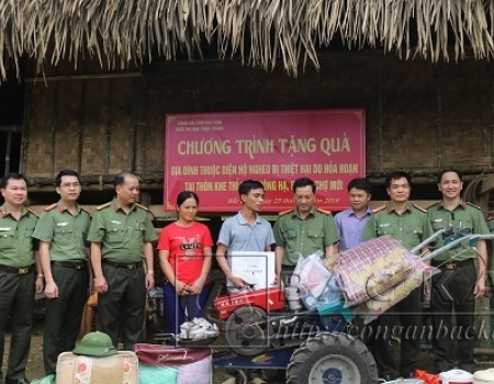 Đại diện lãnh đạo các đơn vị Khối thi đua Trực thuộc Công an tỉnh trao quà, hỗ trợ gia đình anh Nhận