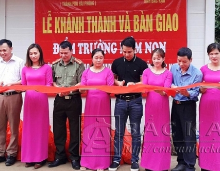 Cắt băng khánh thành lớp học mới tại điểm trường mầm non Ta Đào