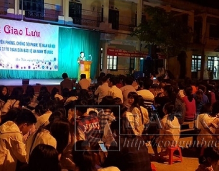 Buổi tuyên truyền thu hút đông đảo học sinh và người dân tham gia