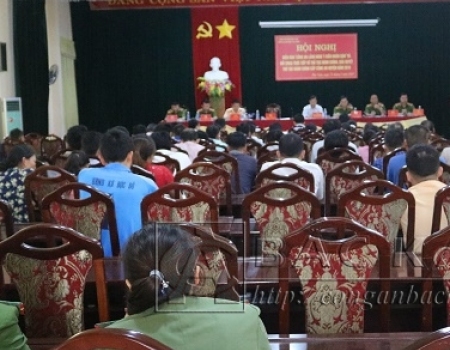 Công an huyện Pác Nặm đối thoại với nhân dân về thủ tục hành chính