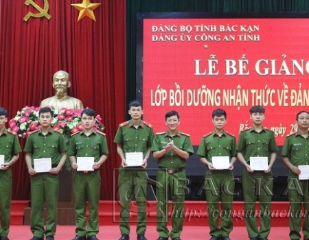 Đại tá Hà Trọng Trung - Phó Bí thư Đảng ủy, PGĐ Công an tỉnh  trao chứng chỉ nhận thức về Đảng cho học viên