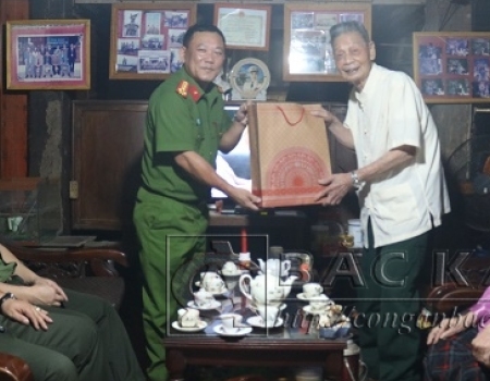 Tặng quà cho CCB Lưu Đình Tương, thôn Phặc Tràng, xã Dương Quang, thành phố Bắc Kạn