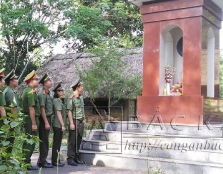 CBCS Công an tỉnh Bắc Kạn tham quan, tìm hiểu Di tích lịch sử Đồi Nà Pậu