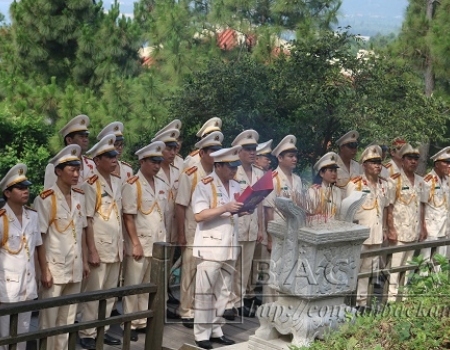 Đoàn đại biểu điển hình tiên tiến Công an tỉnh báo công tại Khu tích lịch sử Đại tướng Võ Nguyên Giáp