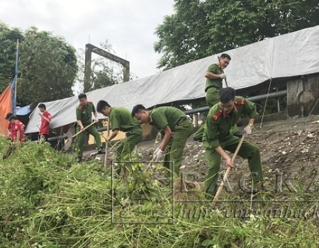 ĐVTN Công an xung phong thực hiện bảo vệ môi trường