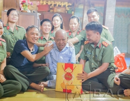 Thăm hỏi, tặng quà ông Ma Văn Hàm thương binh hạng 3/4