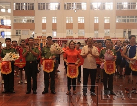 Đồng Chí Nguyễn Văn Du, Bí Thư Tỉnh ủy; đồng chí Phạm Duy Hưng, Phó Chủ tịch UBND tỉnh Bắc Kạn, Đại tá Dương Văn Tính, GĐ Công an tỉnh tặng hoa và cờ lưu niệm cho các đoàn vận động viên.