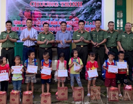 Cấp ủy, lãnh đạo chỉ huy Phòng Hậu cần, đại diện UBND xã Cao Kỳ tặng quà cho các cháu học sinh